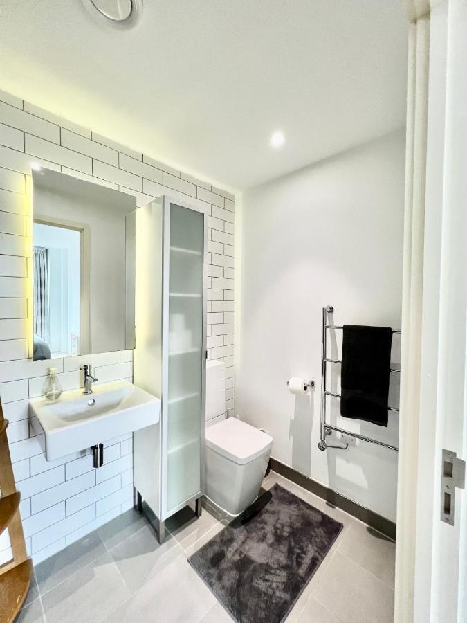 Luxury 2 Bedroom 2 Bathroom Apartment - London City Airport Bagian luar foto
