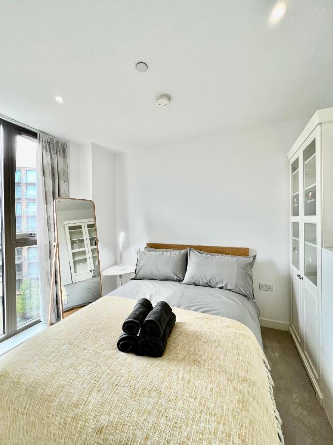 Luxury 2 Bedroom 2 Bathroom Apartment - London City Airport Bagian luar foto
