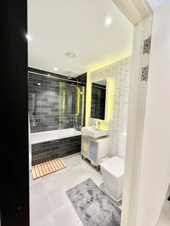 Luxury 2 Bedroom 2 Bathroom Apartment - London City Airport Bagian luar foto