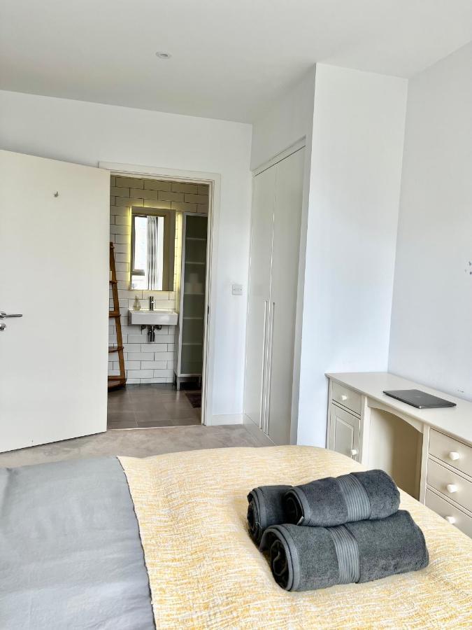 Luxury 2 Bedroom 2 Bathroom Apartment - London City Airport Bagian luar foto