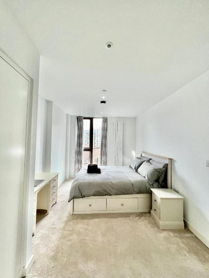Luxury 2 Bedroom 2 Bathroom Apartment - London City Airport Bagian luar foto
