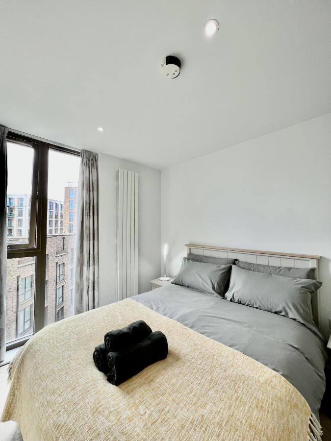 Luxury 2 Bedroom 2 Bathroom Apartment - London City Airport Bagian luar foto