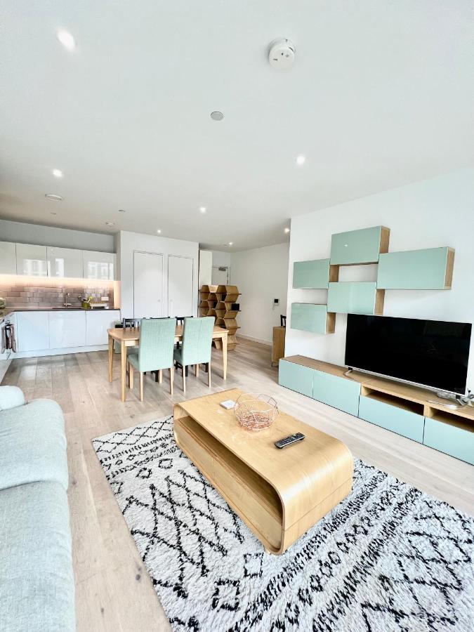 Luxury 2 Bedroom 2 Bathroom Apartment - London City Airport Bagian luar foto