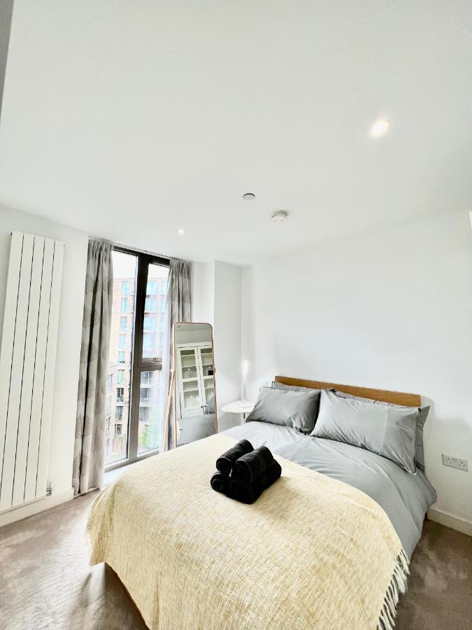 Luxury 2 Bedroom 2 Bathroom Apartment - London City Airport Bagian luar foto
