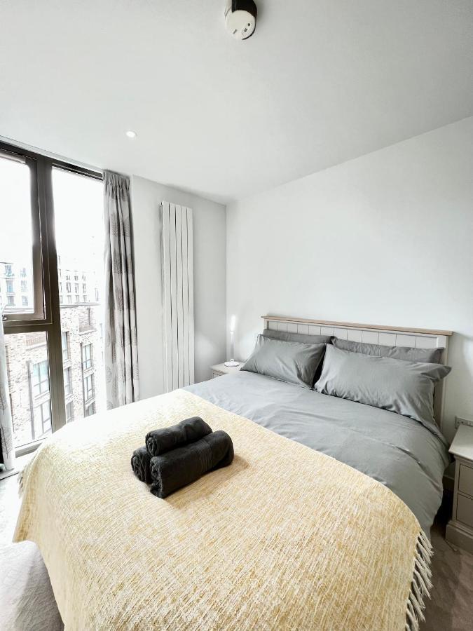 Luxury 2 Bedroom 2 Bathroom Apartment - London City Airport Bagian luar foto