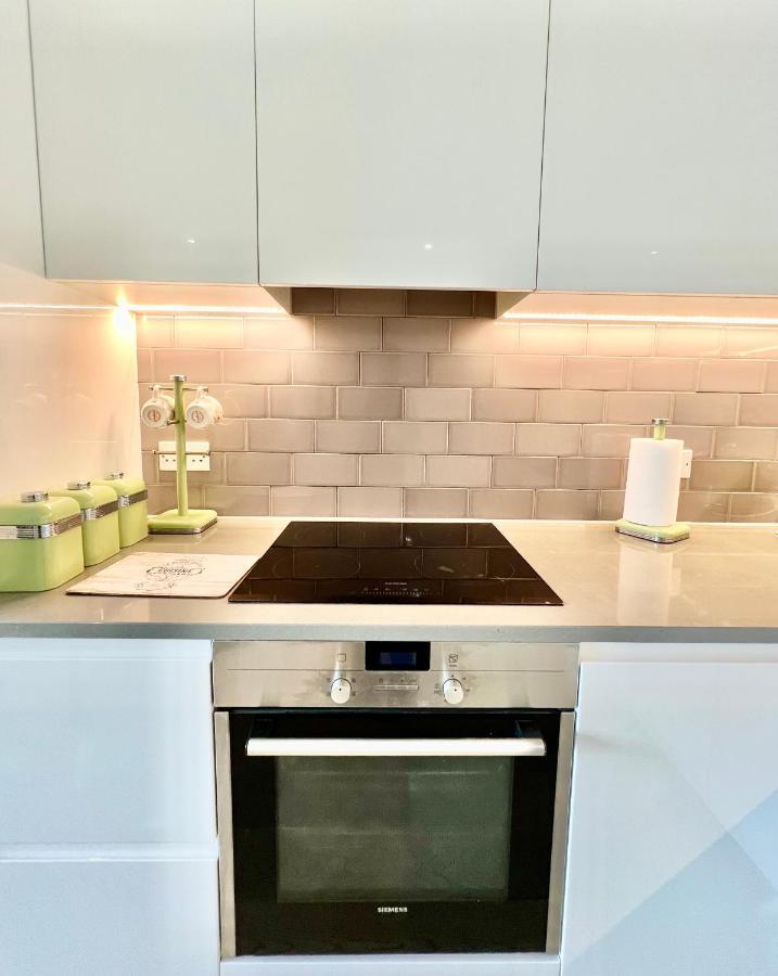 Luxury 2 Bedroom 2 Bathroom Apartment - London City Airport Bagian luar foto
