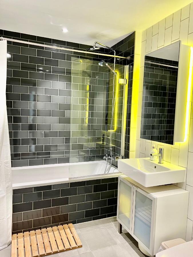 Luxury 2 Bedroom 2 Bathroom Apartment - London City Airport Bagian luar foto