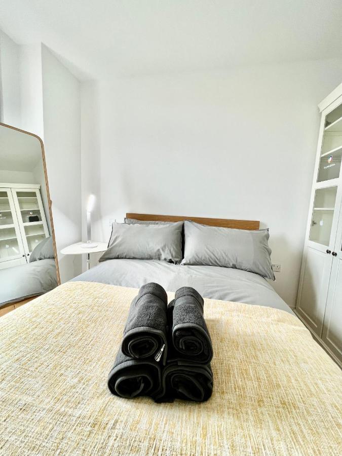 Luxury 2 Bedroom 2 Bathroom Apartment - London City Airport Bagian luar foto