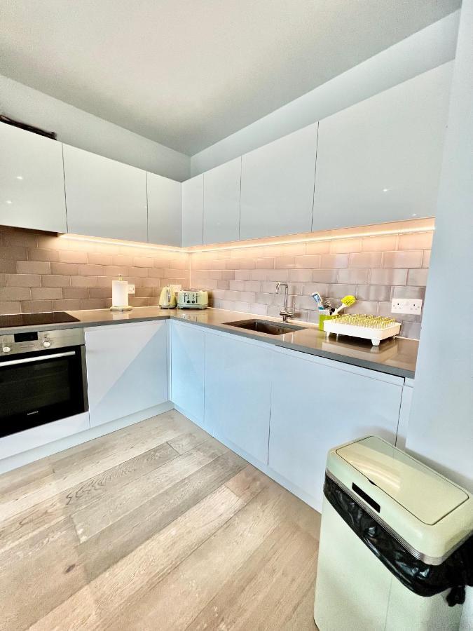Luxury 2 Bedroom 2 Bathroom Apartment - London City Airport Bagian luar foto
